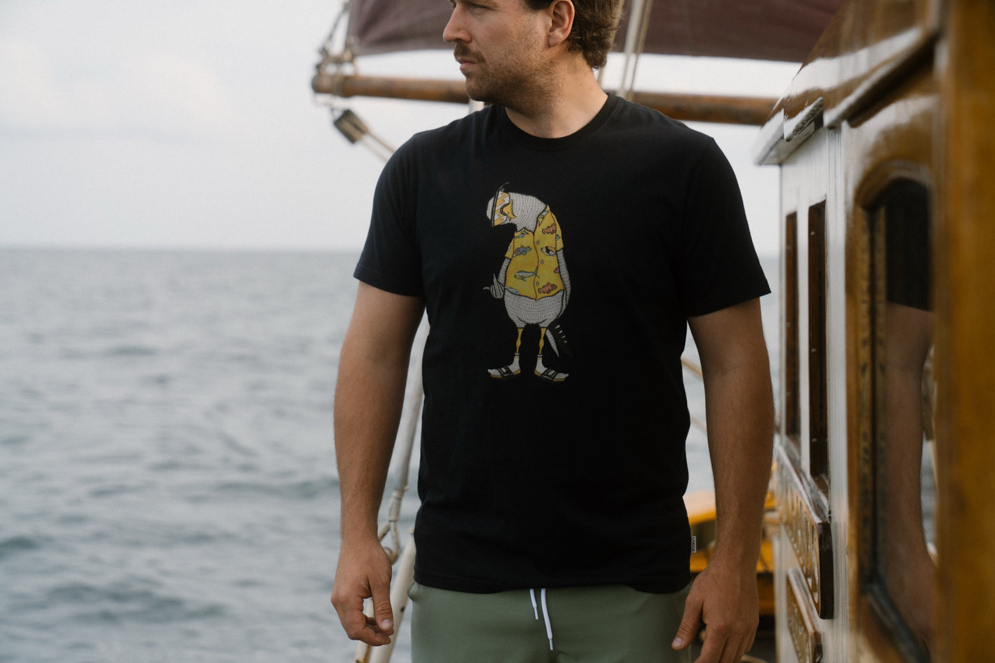 Lakor Flipping The Bird T-Shirt - Sjov Måge Maritim T-Shirt